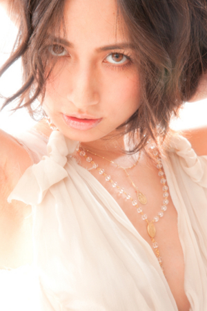 白い谷間の大きく開いたトップスを着ている佐田真由美の画像
