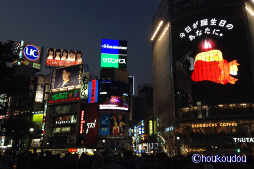 渋谷交差点から見える市川由紀乃「命咲かせて」広告看板