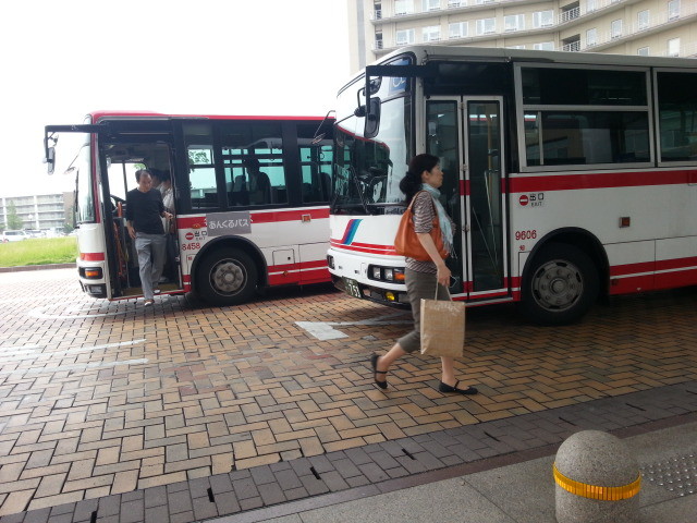 20150707_080509 更生病院 - 名鉄バスとひだりまわり循環線バス